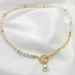 Colier din perle de scoica alb perlat si lantisor placat cu aur 14K.