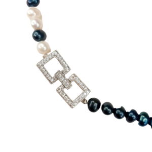 Colier din perle naturale de cultura albe si negre, cu inchizatoare pandantiv zirconiu.
