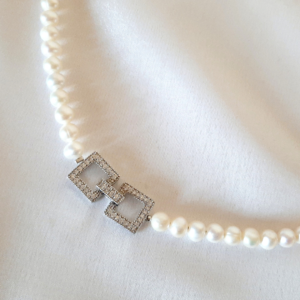 Colier din perle de cultura albe, cu inchizatoare pandantiv zirconiu.