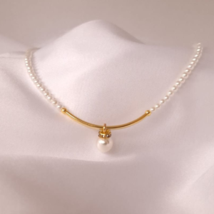 Colier cu perle din scoica si accesorii metalice din argint 925 placat cu aur 14K.