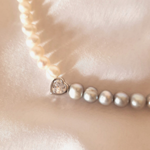 Colier din perle de cultura albe si argintii.