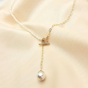 Colier din perle de cultura, bob alb, cu inchizatoare toggle placata cu pietre albe zirconia si lant placat cu aur 14K.