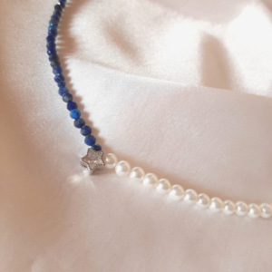Colier din cristale Lapis Lazuli, perle din scoica albe si inchizatoare din argint.