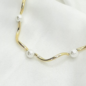 Bratara cu perle din scoica 5 mm, accesorii metalice placate HQP si inchizatoare placata cu aur 14K.