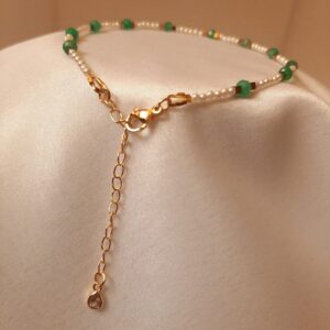 Bratara pentru glezna, din perle scoica, agat natural verde smarald si hematit auriu.
